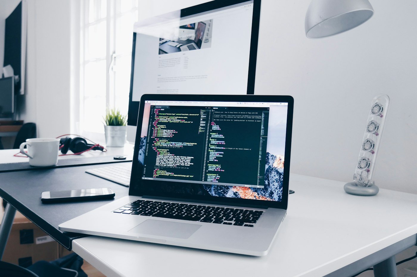 Laptop con codice sullo schermo durante lo sviluppo di un sito web